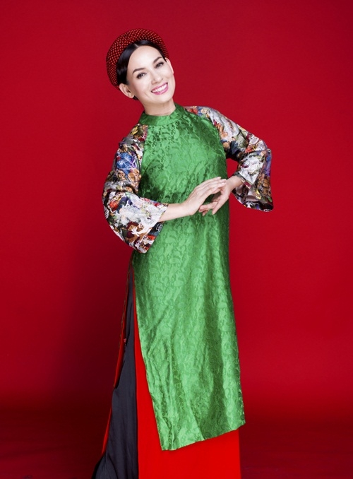 Trong trang phục &aacute;o d&agrave;i của nh&agrave; thiết kế Thủy Nguyễn, nữ ca sĩ Phi Nhung tr&ocirc;ng rất xinh đẹp v&agrave; đằm thắm.