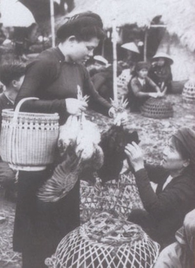 Một phụ nữ đang mua sắm g&agrave; để chuẩn bị tết cho gia đ&igrave;nh. Ảnh: internet.