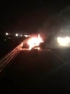 Xe Lexus bốc cháy ngùn ngụt trên cao tốc Hà Nội - Hải Phòng
