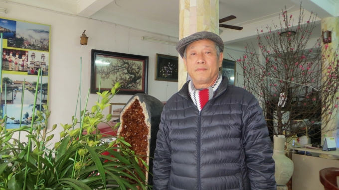 Thầy phong thủy Ho&agrave;ng Thanh Phong. Trong ảnh tại gia đ&igrave;nh, hoa v&agrave;ng được &ocirc;ng đặt ở tr&ecirc;n c&ograve;n hoa đ&agrave;o được đặt ở dưới.