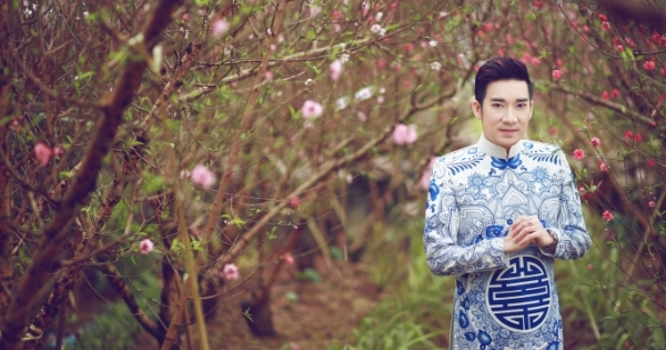 Quang Hà mặc trang phục truyền thống du Xuân giữa vườn đào Nhật Tân
