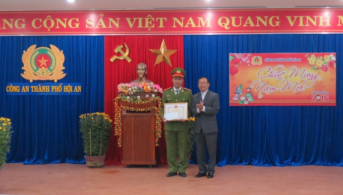 &Ocirc;ng Nguyễn Văn Dũng thưởng n&oacute;ng cho Đội CSĐTTP về TTXH.