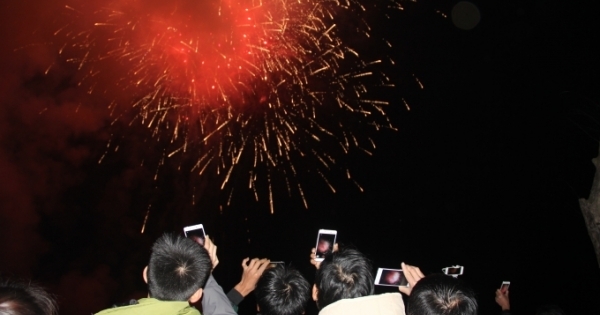 Người dân háo hức, vui mừng chụp cảnh bắn pháo hoa ở Lào Cai