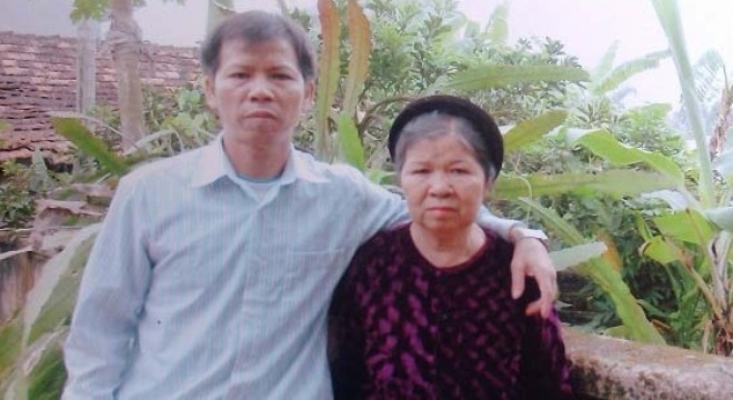 Hai mẹ con &ocirc;ng Nguyễn Thanh Chấn.