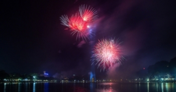 Video: Toàn cảnh pháo hoa đêm giao thừa xuân Bính Thân 2016 tại Hồ Gươm