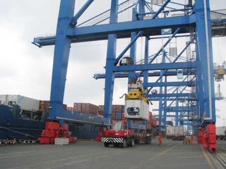 Hoạt động XNK tại cảng C&aacute;t L&aacute;i, TP.HCM- địa phương xuất khẩu lớn nhất cả nước. (ảnh: T.H&ograve;a).