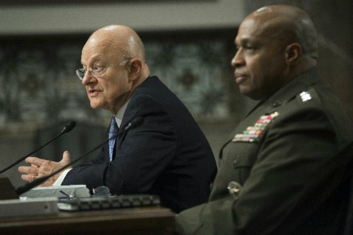 Gi&aacute;m đốc NSA James Clapper (tr&aacute;i) trong buổi điều trần trước Ủy ban Qu&acirc;n vụ Thượng viện Mỹ h&ocirc;m 9/2. (Ảnh: AFP)
