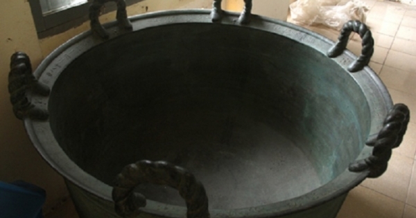 Chiếc vạc đồng khổng lồ gần 300 tuổi ở xứ Thanh