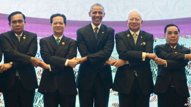 Tổng thống Mỹ Barack Obama chụp ảnh với c&aacute;c nh&agrave; l&atilde;nh đạo ASEAN tại Kuala Lumpur, Malaysia hồi th&aacute;ng 11/2015 (Ảnh: AFP)