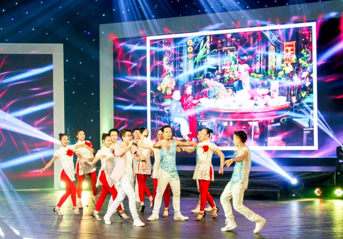Ca sĩ Đinh Mạnh Ninh cũng vũ đo&agrave;n trẻ trung s&ocirc;i động trong Gala Tết Việt 2016
