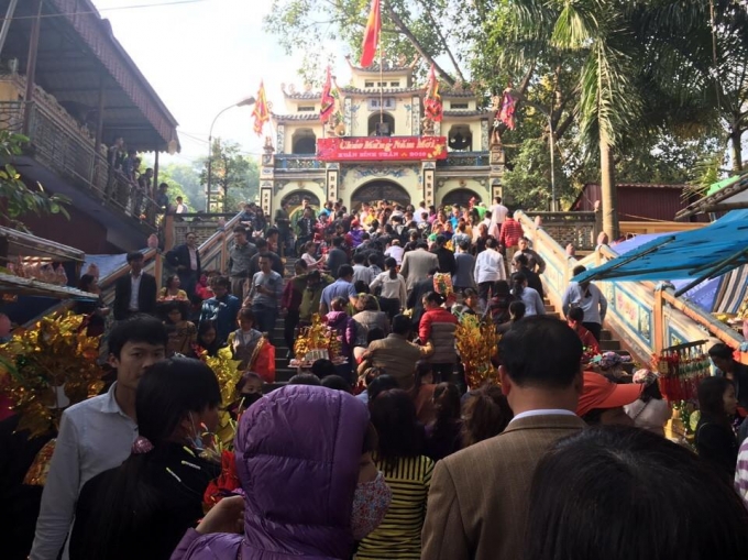 Mgười d&acirc;n chen ch&uacute;c nhau đi lễ đền B&agrave; Ch&uacute;a Kho đầu năm 2016. (ảnh: Minh Long).