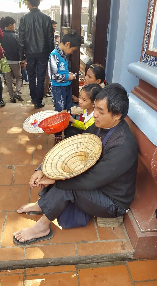 Cảnh xếp h&agrave;ng ngồi ăn xin trước cổng đền Mẫu Đồng Đăng. (ảnh: Minh Long).