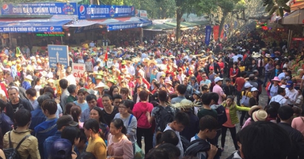 Dòng người chật cứng đổ về tham dự lễ khai hội chùa Hương