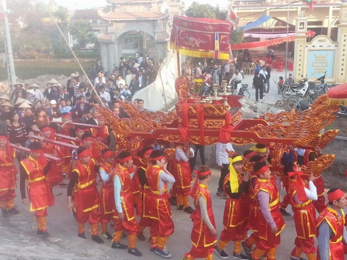 7h15, đo&agrave;n rước Th&aacute;nh bắt đầu khởi h&agrave;nh từ đ&igrave;nh Cổ Đam đến đền Y&ecirc;n Tất để rước Th&aacute;nh.