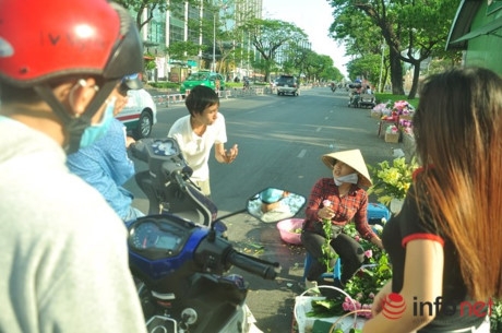 Đa dạng thị trường qu&agrave;, hoa Valentine dọc đường Nguyễn Văn Cừ.        &nbsp;