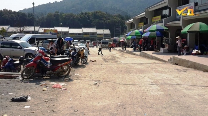 Gian h&agrave;ng của người d&acirc;n Y&ecirc;n Tử bị chuyển đi, thay v&agrave;o đ&oacute; l&agrave; c&aacute;c nh&agrave; h&agrave;ng sang trọng của C&ocirc;ng ty T&ugrave;ng L&acirc;m.