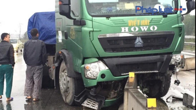 Xe Howo bị hư hỏng nặng phần đầu.