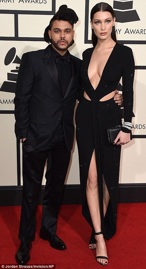 The Weeknd v&agrave; người mẫu Bella Hadid diện trang phục m&agrave;u đen. Bella Hadid khoe đường cong với chiếc v&aacute;y cắt xẻ s&acirc;u ở ngực.
