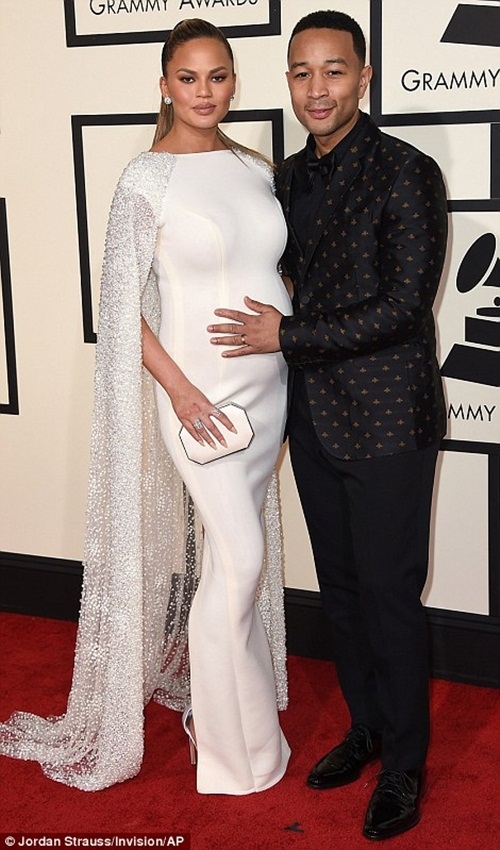 ChrissyTeigen diện c&acirc;y trắng c&ugrave;ng chồng v&agrave; baby trong bụng đến tham dự Lễ trao giải Grammy.
