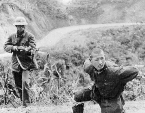 Chiến sĩ Việt Nam bắt giữ t&ugrave; binh ng&agrave;y 28/2 tại Cao Bằng - Ảnh: Corbis.