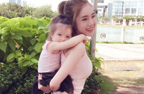 Khoảnh khắc đáng yêu của hai mẹ con Elly Trần khiến fan rụng tim