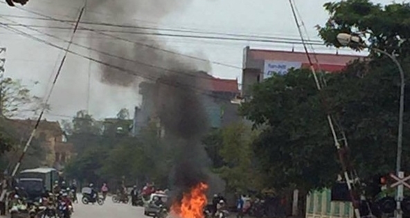 Thái Nguyên: Ô tô con hiệu Kia Morning bốc cháy ngùn ngụt giữa phố