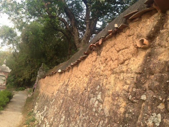 Tường đất bao quanh ch&ugrave;a.