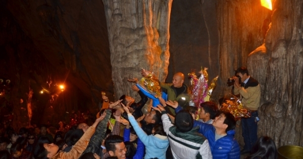 Hàng nghìn du khách đổ về Chùa Hương hứng "nước lộc" cầu may