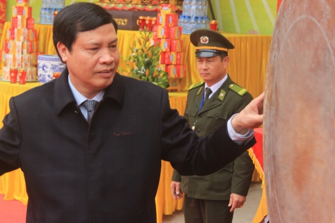 Chủ tịch UBND tỉnh Quảng Ninh, Nguyễn Đức Long gi&oacute;ng trống khai hội.