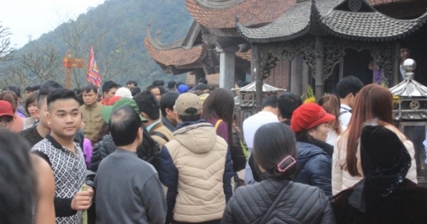 Hàng ngàn người về núi thiêng Yên Tử dâng hương ngày khai hội