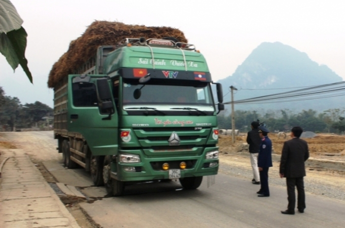 Chiếc xe tải chở qu&aacute; trọng lượng so với quy định.