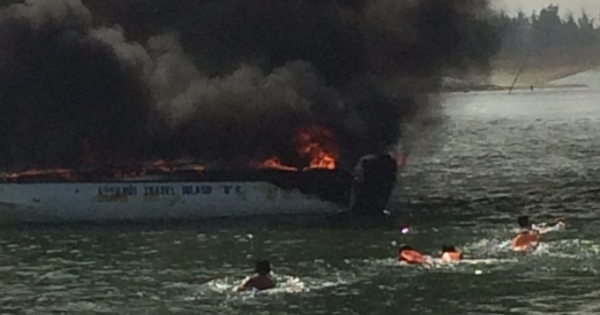 Quảng Nam: Thiếu bình chữa cháy, tàu chở khách cháy rụi tại cảng Cửa Đại