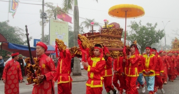Lễ rước kiệu Ngọc Lộ tại lễ hội khai ấn đền Trần