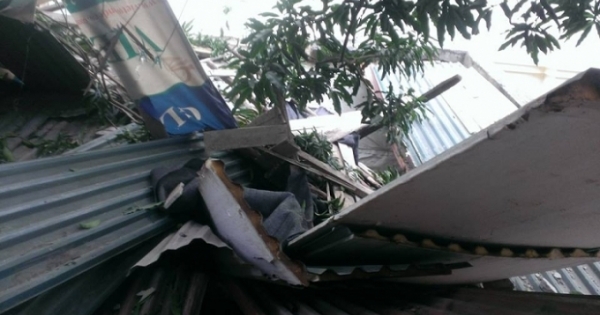 Hà Nội: Khối bê tông đè bẹp nhà dân, nhiều người may mắn thoát chết
