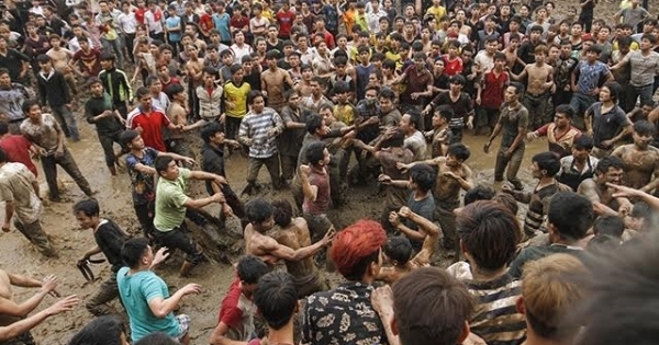 Phú Thọ: Hàng vạn thanh niên tham gia lễ hội cướp phết
