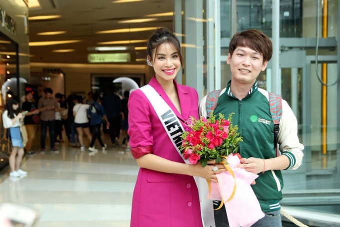 Fan Th&aacute;i Lan tỏ sự ngưỡng mộ với Phạm Hương bằng c&aacute;ch chụp h&igrave;nh v&agrave; tặng hoa.