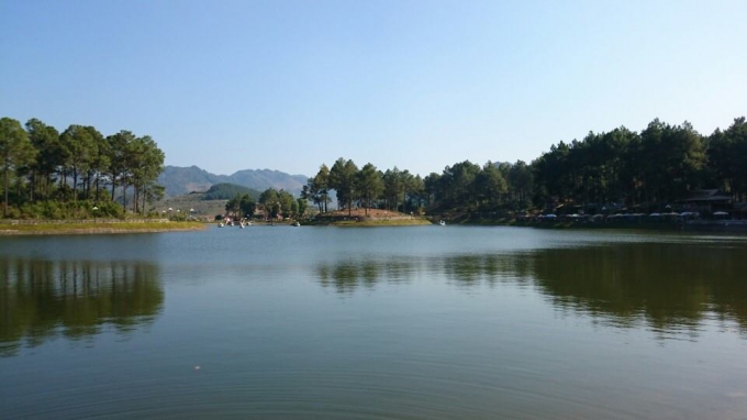 Hồ nước đồi th&ocirc;ng Bản &Aacute;ng. (ảnh: Minh Long).