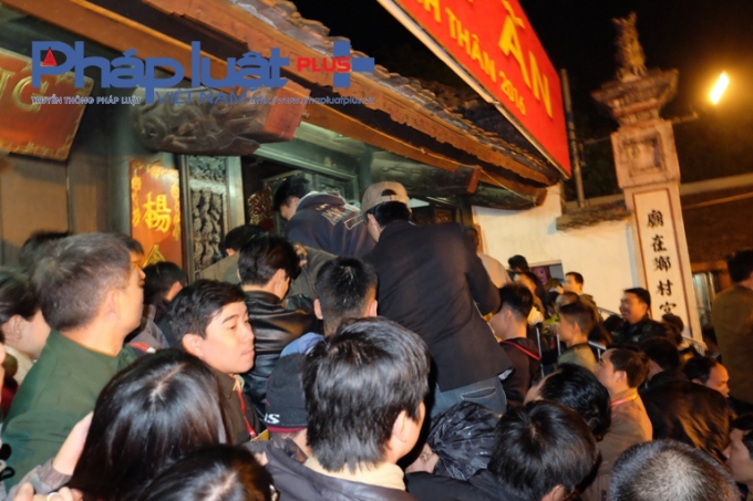 Tranh cướp lộc g&acirc;y hỗn loạn tại lễ khai Ấn đền Trần Nam Định