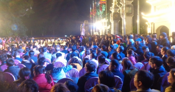 Hàng ngàn người chờ đợi nhận "túi lương" tại Đền Trần Thương
