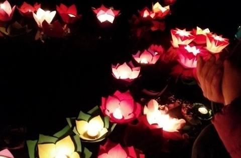 Yên Bái: Mãn nhãn ngắm Lễ hội Thả hoa đăng trên sông Chảy