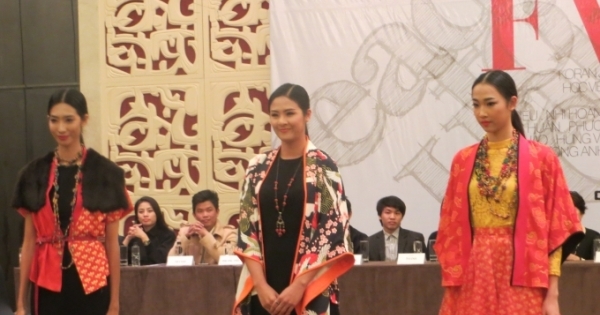 Hoa hậu Ngọc Hân khoe tài thiết kế trong Tuần lễ thời trang Thu Đông