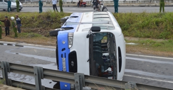 Đà Nẵng: Xe chở công nhân bị lật, 16 người bị thương