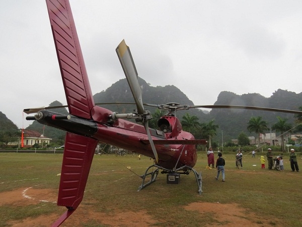 Chiếc trực thăng được đưa từ Mỹ qua sẽ tham gia v&agrave;o cảnh quay trong ng&agrave;y mai tại khu vực hang T&uacute; L&agrave;n.