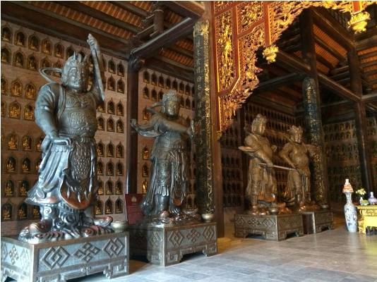 Trong cổng Tam Quan c&oacute; c&aacute;c tượng Hộ Ph&aacute;p được đ&uacute;c bằng đồng cao 5,5 m v&agrave; nặng 12 tấn. Ảnh: Bảo Yến.