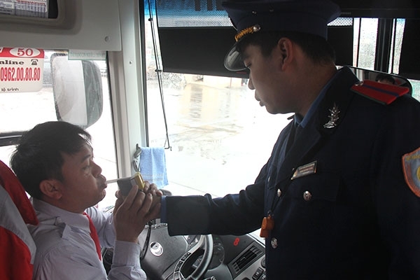 TTGT Quảng Ninh kiểm tra nồng độ cồn t&agrave;i xế tại bến xe.