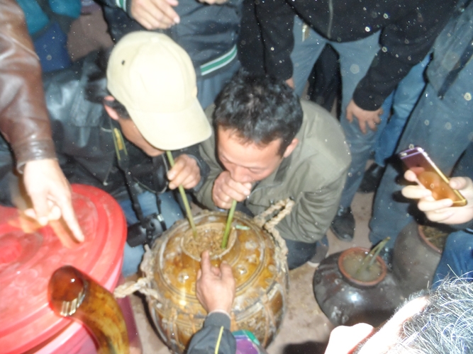 C&ugrave;ng nhau uống rượu hi&ecirc;ng, trong tiếng nhạc tiếng trống của người Ma Coong.