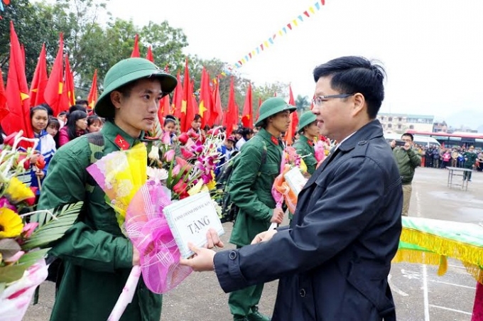 Chủ tịch Th&agrave;nh phố Đinh Quang Tuy&ecirc;n, trao qu&agrave; cho c&aacute;c t&acirc;n binh trước khi l&ecirc;n đường.