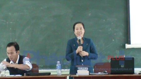 C&ocirc; Thanh H&agrave; c&ugrave;ng thầy Phan Đức tại trường THPT Trần Quốc Tuấn (Kon Tum).