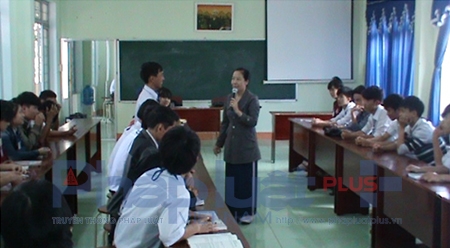 C&ocirc; L&ecirc; Thị Thanh H&agrave; trải nghiệm 2 tiết tr&ecirc;n lớp tại trường THPT Trần Quốc Tuấn (Kon Tum).