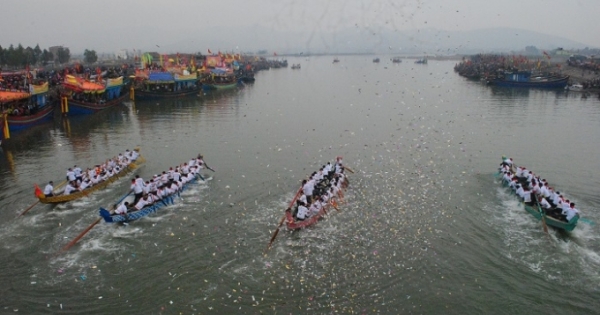 Nghệ An: Vạn người đổ về đền Cờn xem đua thuyền